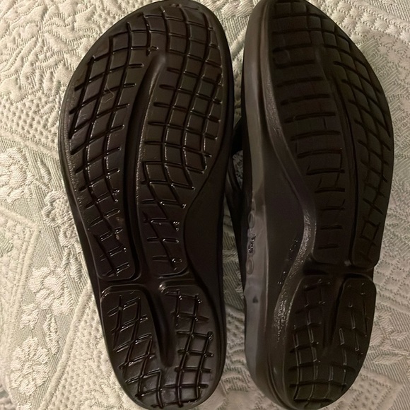 OOFO’S   flip flop size 6W woman’s silver slate grey - Picture 3 of 12